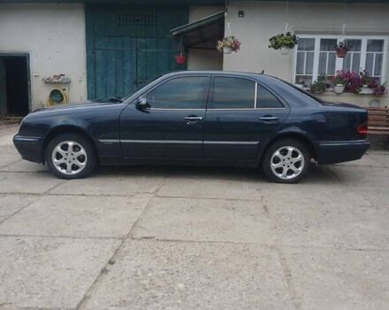 Синий Мерседес Е-Класс, объемом двигателя 2.1 л и пробегом 400 тыс. км за 5150 $, фото 2 на Automoto.ua