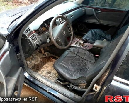 Синий Мерседес Е-Класс, объемом двигателя 2.4 л и пробегом 272 тыс. км за 3200 $, фото 4 на Automoto.ua