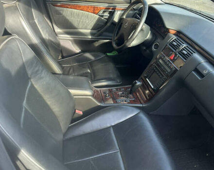 Синій Мерседес Е-Клас, об'ємом двигуна 4.27 л та пробігом 266 тис. км за 1500 $, фото 3 на Automoto.ua