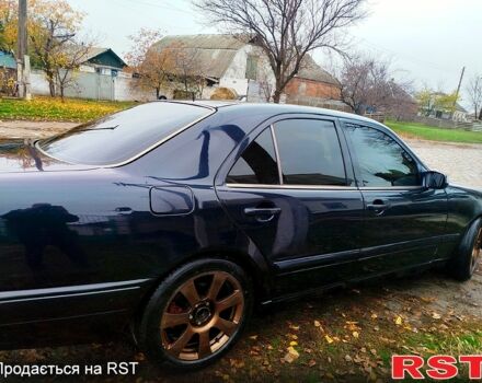 Синий Мерседес Е-Класс, объемом двигателя 2 л и пробегом 300 тыс. км за 3700 $, фото 5 на Automoto.ua