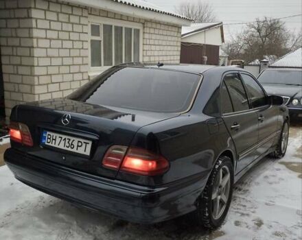 Синий Мерседес Е-Класс, объемом двигателя 2.8 л и пробегом 280 тыс. км за 3800 $, фото 2 на Automoto.ua