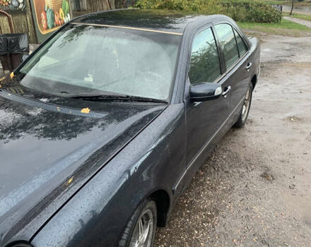 Синій Мерседес Е-Клас, об'ємом двигуна 3.2 л та пробігом 400 тис. км за 2600 $, фото 5 на Automoto.ua