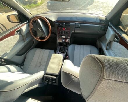 Синий Мерседес Е-Класс, объемом двигателя 2.2 л и пробегом 365 тыс. км за 1900 $, фото 10 на Automoto.ua