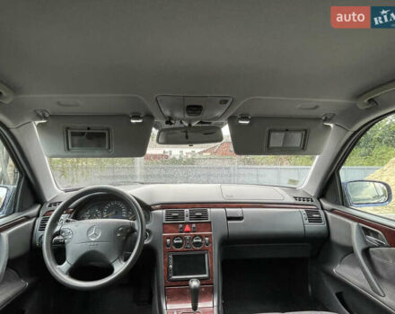 Синий Мерседес Е-Класс, объемом двигателя 2.2 л и пробегом 314 тыс. км за 4999 $, фото 15 на Automoto.ua