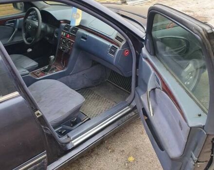 Синий Мерседес Е-Класс, объемом двигателя 2.69 л и пробегом 510 тыс. км за 3200 $, фото 7 на Automoto.ua