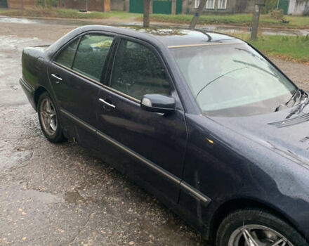 Синій Мерседес Е-Клас, об'ємом двигуна 3.2 л та пробігом 400 тис. км за 2600 $, фото 6 на Automoto.ua