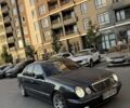Синий Мерседес Е-Класс, объемом двигателя 3.2 л и пробегом 320 тыс. км за 3117 $, фото 4 на Automoto.ua