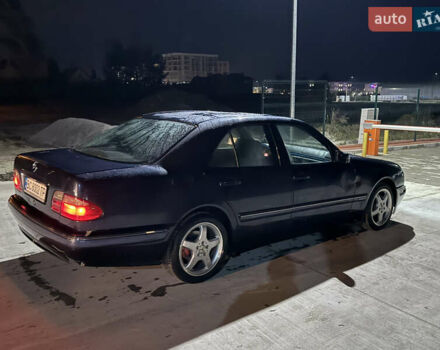 Синий Мерседес Е-Класс, объемом двигателя 2.1 л и пробегом 500 тыс. км за 2199 $, фото 4 на Automoto.ua