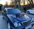 Синий Мерседес Е-Класс, объемом двигателя 2.2 л и пробегом 373 тыс. км за 5000 $, фото 2 на Automoto.ua