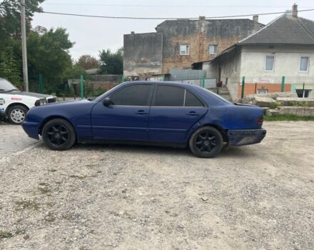 Синий Мерседес Е-Класс, объемом двигателя 2.2 л и пробегом 365 тыс. км за 1900 $, фото 3 на Automoto.ua