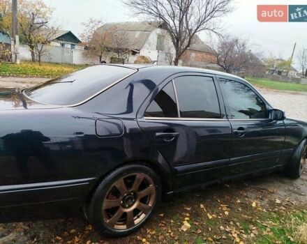 Синий Мерседес Е-Класс, объемом двигателя 2 л и пробегом 300 тыс. км за 3700 $, фото 3 на Automoto.ua