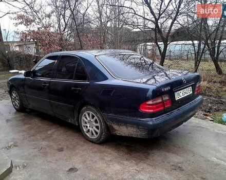 Синий Мерседес Е-Класс, объемом двигателя 2.4 л и пробегом 272 тыс. км за 3200 $, фото 1 на Automoto.ua