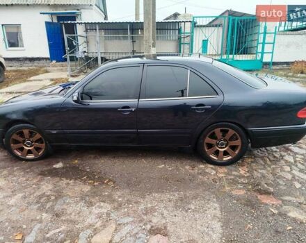Синий Мерседес Е-Класс, объемом двигателя 2 л и пробегом 300 тыс. км за 3700 $, фото 4 на Automoto.ua