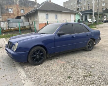 Синий Мерседес Е-Класс, объемом двигателя 2.2 л и пробегом 365 тыс. км за 1900 $, фото 2 на Automoto.ua