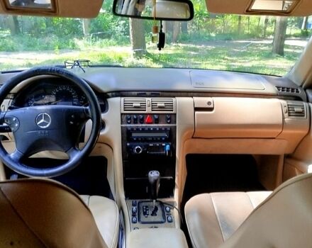 Синий Мерседес Е-Класс, объемом двигателя 2 л и пробегом 300 тыс. км за 3700 $, фото 2 на Automoto.ua