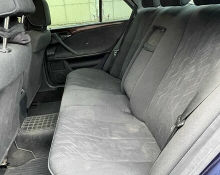 Синий Мерседес Е-Класс, объемом двигателя 2.2 л и пробегом 326 тыс. км за 4300 $, фото 14 на Automoto.ua