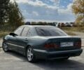 Синий Мерседес Е-Класс, объемом двигателя 3.2 л и пробегом 340 тыс. км за 3750 $, фото 2 на Automoto.ua