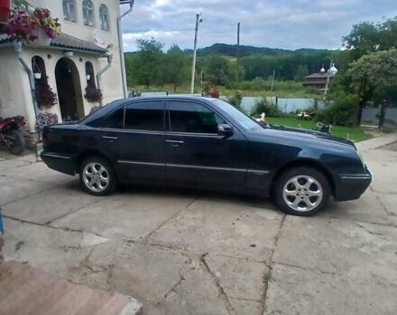 Синий Мерседес Е-Класс, объемом двигателя 2.1 л и пробегом 400 тыс. км за 5150 $, фото 1 на Automoto.ua