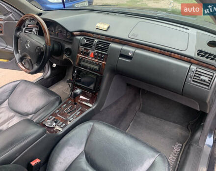 Синій Мерседес Е-Клас, об'ємом двигуна 3.2 л та пробігом 311 тис. км за 4500 $, фото 5 на Automoto.ua