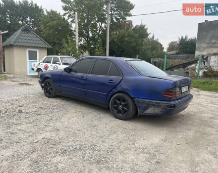 Синий Мерседес Е-Класс, объемом двигателя 2.2 л и пробегом 384 тыс. км за 1900 $, фото 5 на Automoto.ua