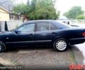 Синий Мерседес Е-Класс, объемом двигателя 2.2 л и пробегом 330 тыс. км за 3000 $, фото 3 на Automoto.ua