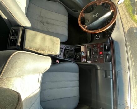 Синий Мерседес Е-Класс, объемом двигателя 2.2 л и пробегом 365 тыс. км за 1900 $, фото 12 на Automoto.ua