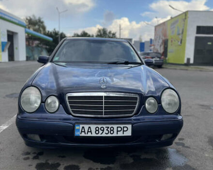 Синий Мерседес Е-Класс, объемом двигателя 2.2 л и пробегом 314 тыс. км за 4999 $, фото 2 на Automoto.ua