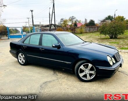 Синий Мерседес Е-Класс, объемом двигателя 2.1 л и пробегом 390 тыс. км за 5000 $, фото 2 на Automoto.ua