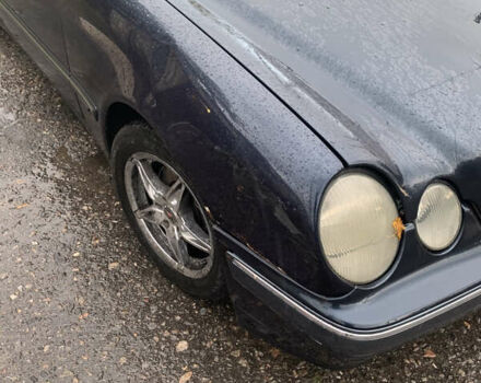 Синій Мерседес Е-Клас, об'ємом двигуна 3.2 л та пробігом 400 тис. км за 2600 $, фото 3 на Automoto.ua