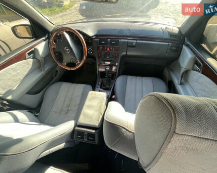 Синий Мерседес Е-Класс, объемом двигателя 2.2 л и пробегом 384 тыс. км за 1900 $, фото 13 на Automoto.ua