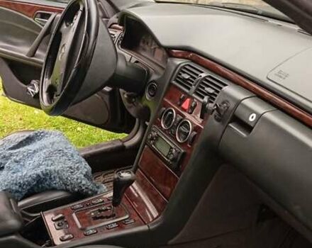 Синій Мерседес Е-Клас, об'ємом двигуна 2 л та пробігом 250 тис. км за 1999 $, фото 4 на Automoto.ua