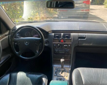 Синий Мерседес Е-Класс, объемом двигателя 2.1 л и пробегом 410 тыс. км за 3800 $, фото 5 на Automoto.ua