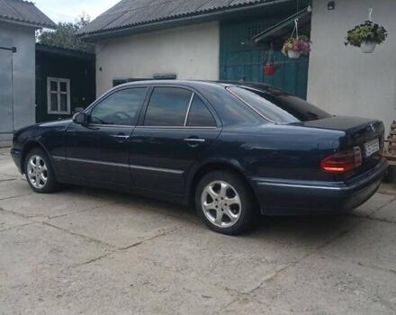 Синий Мерседес Е-Класс, объемом двигателя 2.1 л и пробегом 400 тыс. км за 5150 $, фото 3 на Automoto.ua