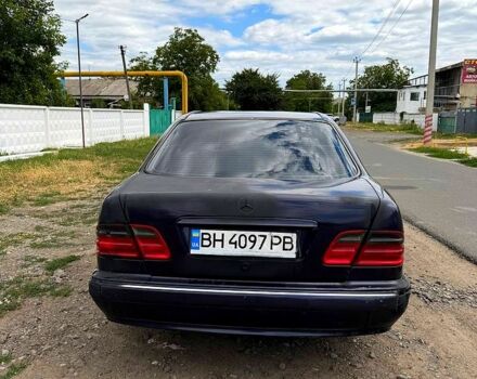 Синий Мерседес Е-Класс, объемом двигателя 2.8 л и пробегом 300 тыс. км за 1500 $, фото 4 на Automoto.ua