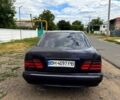 Синий Мерседес Е-Класс, объемом двигателя 2.8 л и пробегом 300 тыс. км за 1500 $, фото 4 на Automoto.ua
