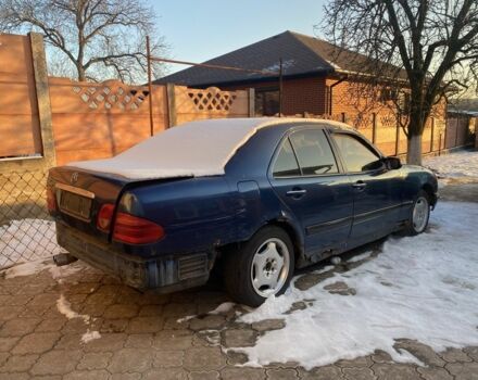 Синий Мерседес Е-Класс, объемом двигателя 2 л и пробегом 200 тыс. км за 2100 $, фото 2 на Automoto.ua