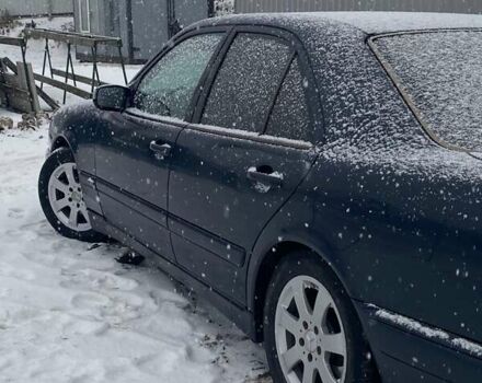 Синий Мерседес Е-Класс, объемом двигателя 2 л и пробегом 408 тыс. км за 3000 $, фото 2 на Automoto.ua