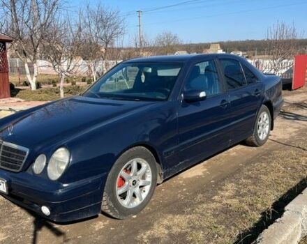 Синий Мерседес Е-Класс, объемом двигателя 2.2 л и пробегом 380 тыс. км за 3800 $, фото 2 на Automoto.ua