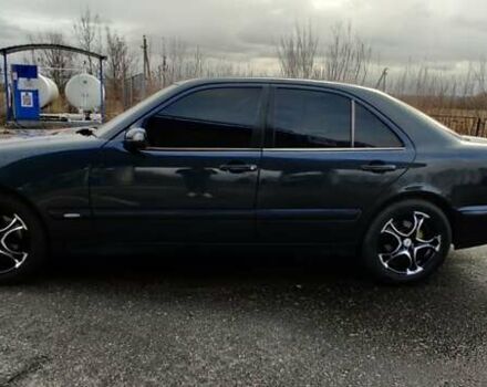 Синій Мерседес Е-Клас, об'ємом двигуна 2 л та пробігом 300 тис. км за 4700 $, фото 5 на Automoto.ua
