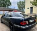 Синий Мерседес Е-Класс, объемом двигателя 2.8 л и пробегом 400 тыс. км за 2350 $, фото 3 на Automoto.ua