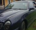 Синій Мерседес Е-Клас, об'ємом двигуна 2 л та пробігом 250 тис. км за 1999 $, фото 1 на Automoto.ua