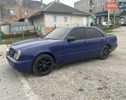 Синий Мерседес Е-Класс, объемом двигателя 2.2 л и пробегом 384 тыс. км за 1900 $, фото 3 на Automoto.ua