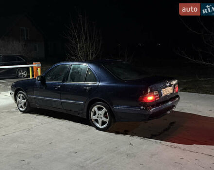 Синий Мерседес Е-Класс, объемом двигателя 2.1 л и пробегом 500 тыс. км за 2199 $, фото 1 на Automoto.ua