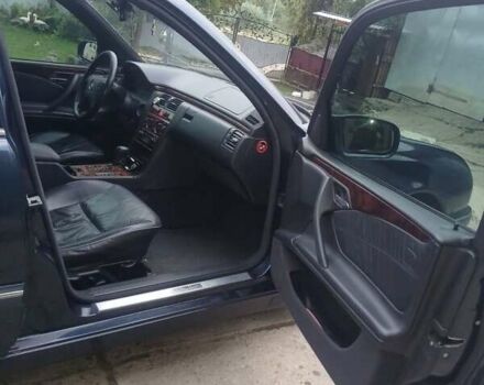 Синий Мерседес Е-Класс, объемом двигателя 2.1 л и пробегом 400 тыс. км за 5150 $, фото 6 на Automoto.ua