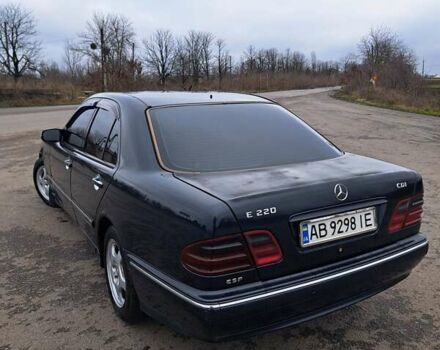 Синий Мерседес Е-Класс, объемом двигателя 2.2 л и пробегом 400 тыс. км за 2850 $, фото 4 на Automoto.ua