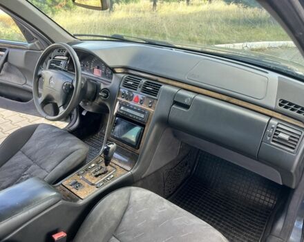 Мерседес Е-Класс 2001 в Жовкве на Automoto.ua Синий Мерседес Е-Класс, объемом двигателя 2.7 л и пробегом 299 тыс. км за 3649 $, фото 7 на Automoto.ua
