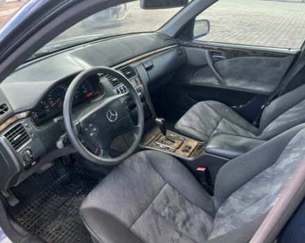 Мерседес Е-Класс 2001 в Жовкве на Automoto.ua Синий Мерседес Е-Класс, объемом двигателя 2.7 л и пробегом 299 тыс. км за 3649 $, фото 6 на Automoto.ua