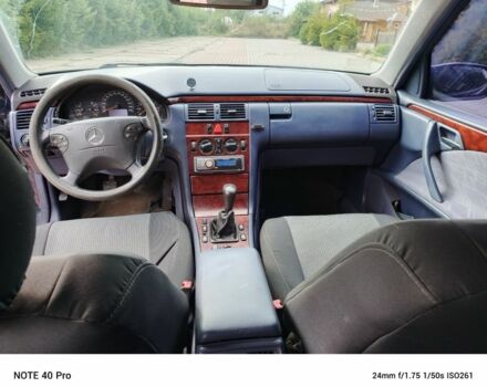 Синій Мерседес Е-Клас, об'ємом двигуна 2 л та пробігом 400 тис. км за 2850 $, фото 7 на Automoto.ua