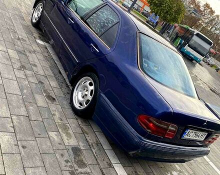 Синий Мерседес Е-Класс, объемом двигателя 2.2 л и пробегом 333 тыс. км за 2600 $, фото 4 на Automoto.ua