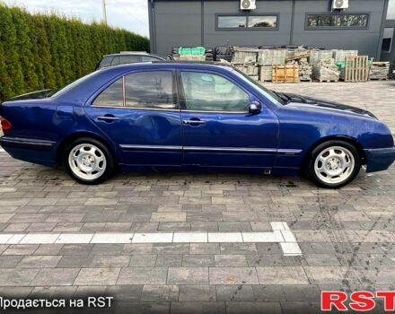 Синий Мерседес Е-Класс, объемом двигателя 2.2 л и пробегом 333 тыс. км за 2600 $, фото 2 на Automoto.ua